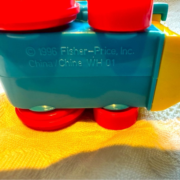 VINTAGE🚂 MCDONALD’S FISHER PRICE TRAIN WITH CONDUCTOR IN RED, BLUE AND YELLOW - Picture 5 of 5